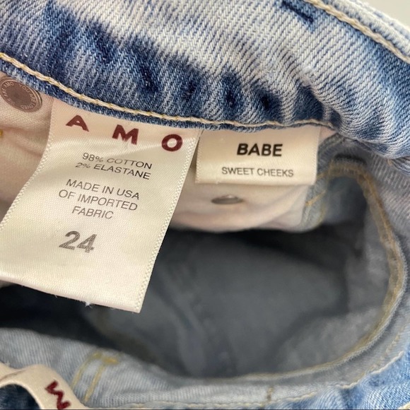 AMO Babe Sweet Cheeks Raw Hem Ankle Jeans Light Wash {OO3} - Picture 4 of 4